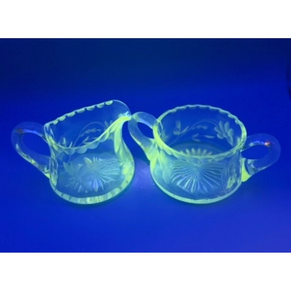 Vintage Etched Glass Creamer and Sugar Bowl Set Manganese Glow Starburst Base - Picture 5 of 5